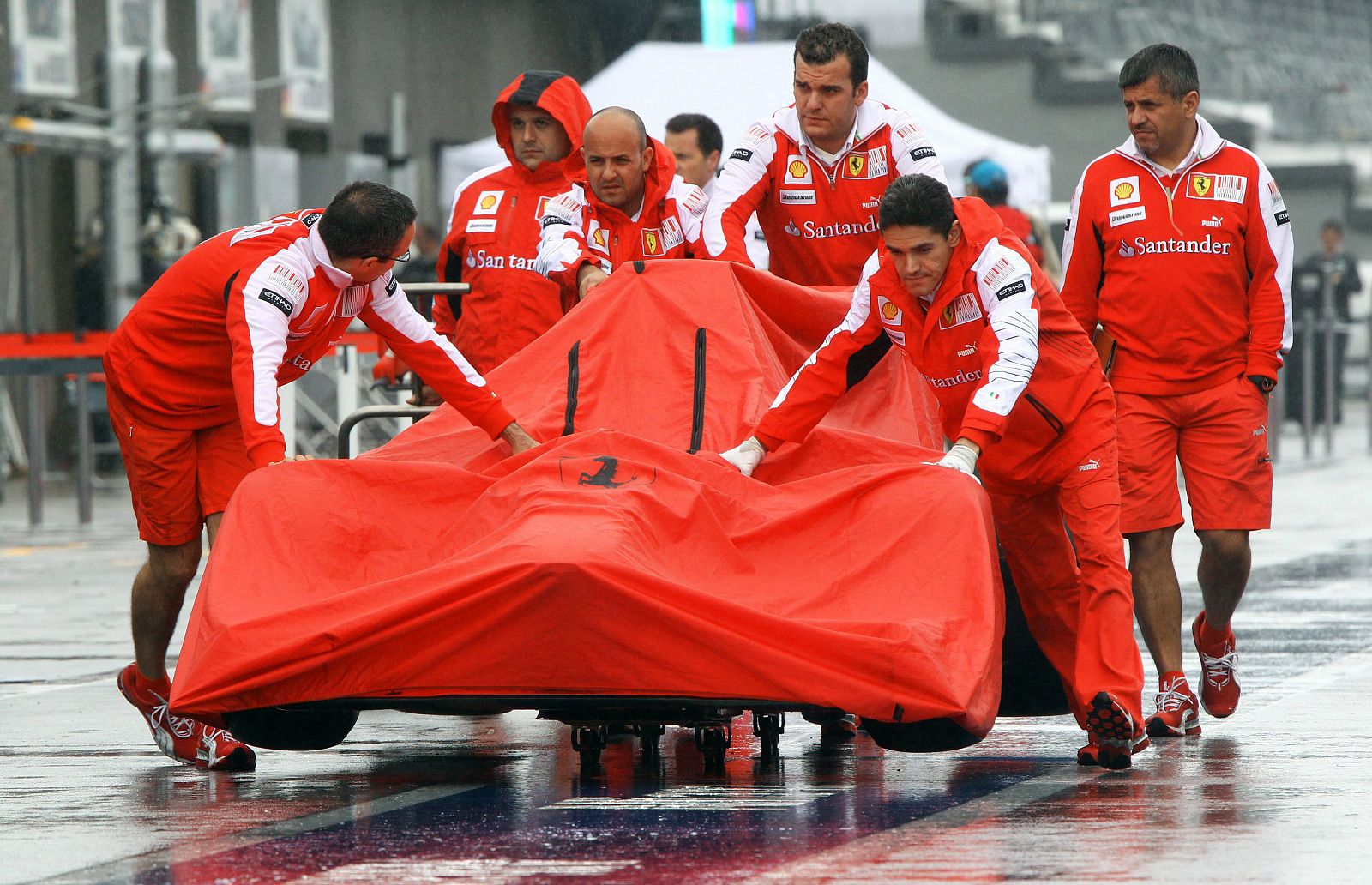 El equipo Ferrari prepara el GP de Canadá.