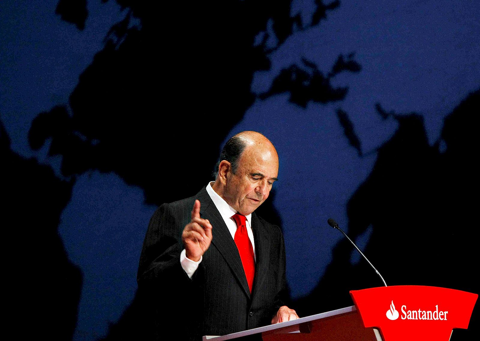 El presidente del Banco Santander, Emilio Botín, interviene durante la Junta General Ordinaria de Accionistas de la entidad
