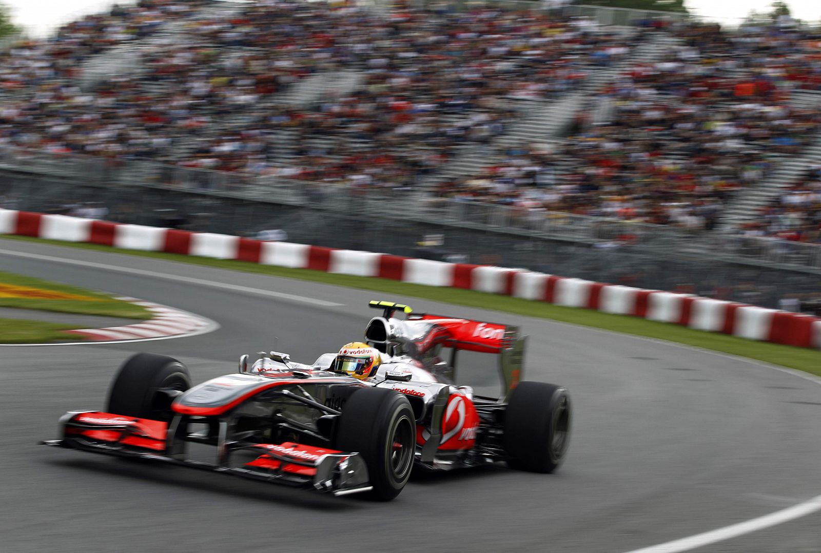 Lewis Hamilton, en su McLaren durante la sesión de entrenamientos libres en el circuito de Montreal.