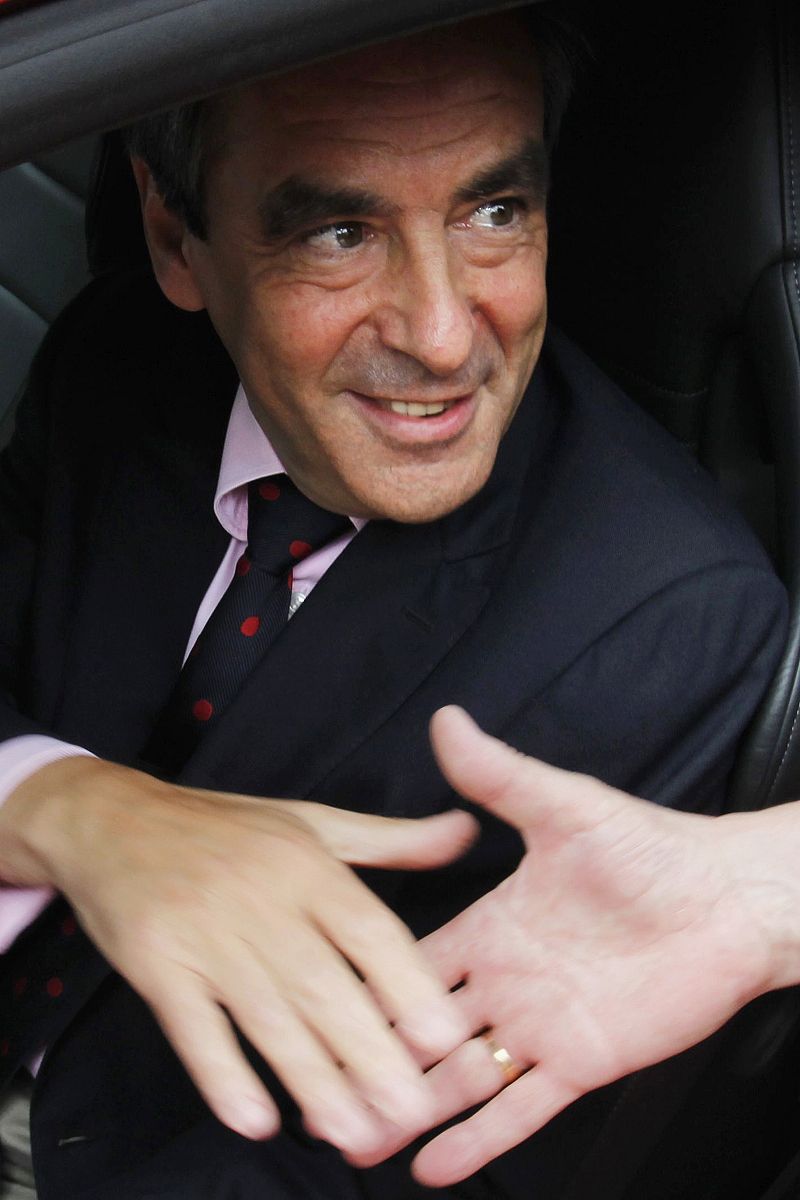 El primer ministro francés, Francois Fillon en su coche en las 24 horas de Le Mans