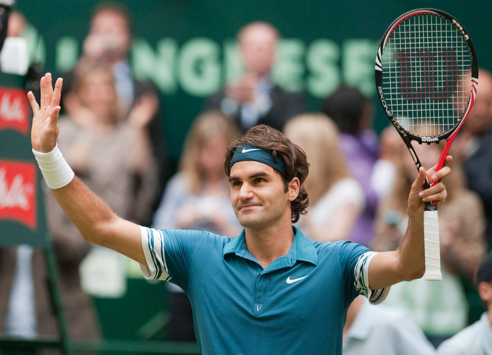 Roger Federer celebra su victoria en semifinales ante el alemán Philipp Petzschner