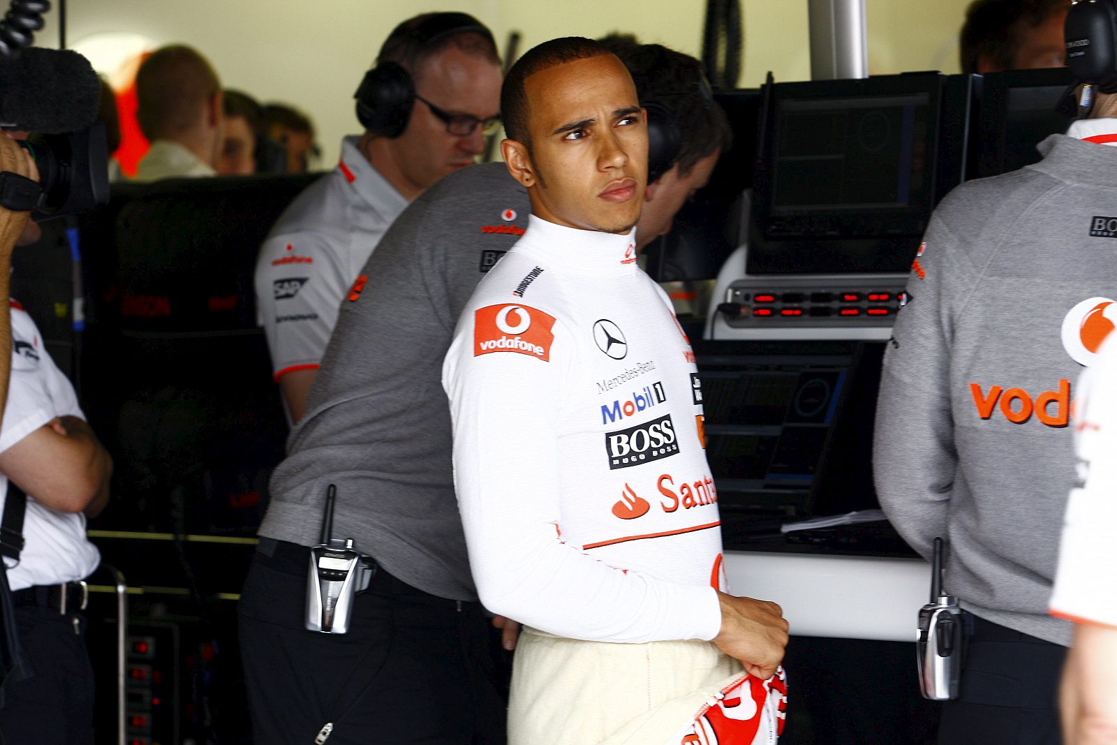 Lewis Hamilton descansa en el garaje de su equipo tras la sesión de clasificación.