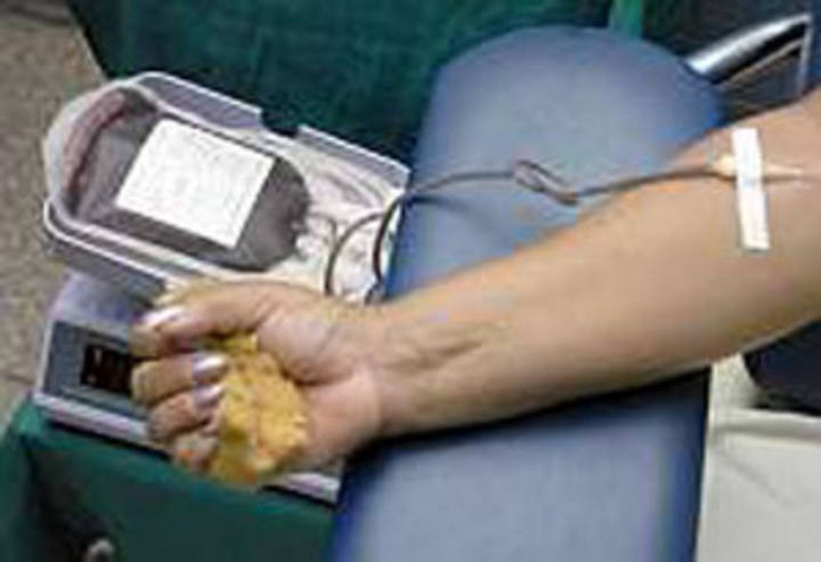  Una mujer dona sangre