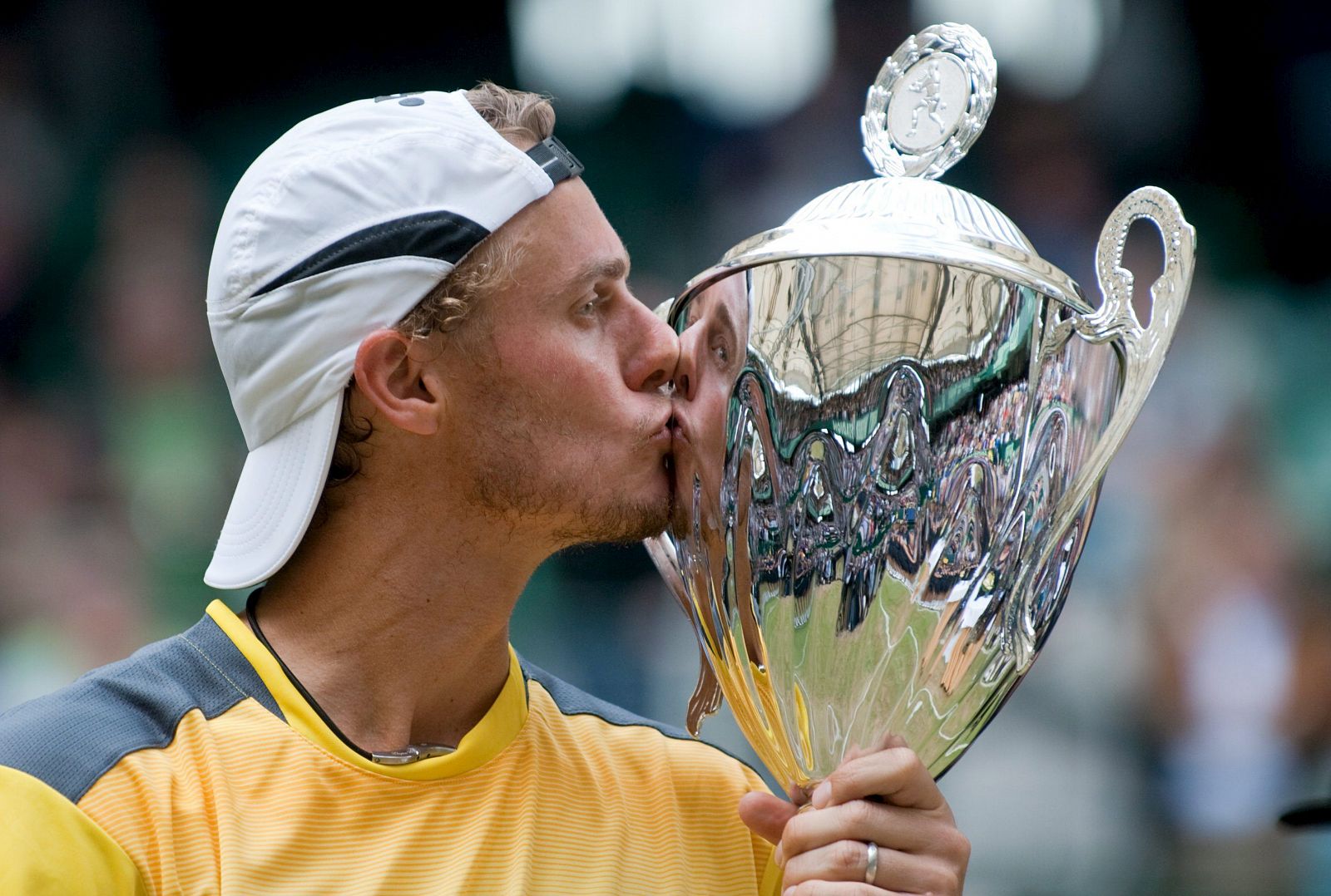 Lleyton Hewitt besa su trofeo tras ganar a Roger Federer en la final del torneo de Halle.