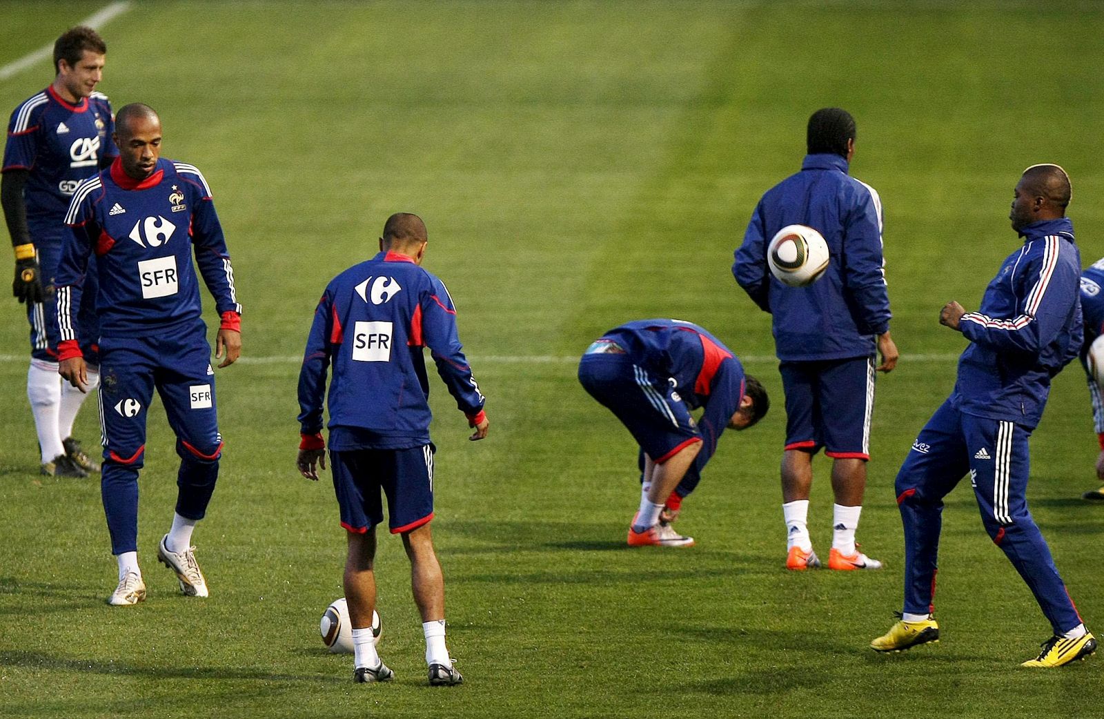 Los jugadores de la selección francesa siguen provocando polémica en su estancia en Sudáfrica.