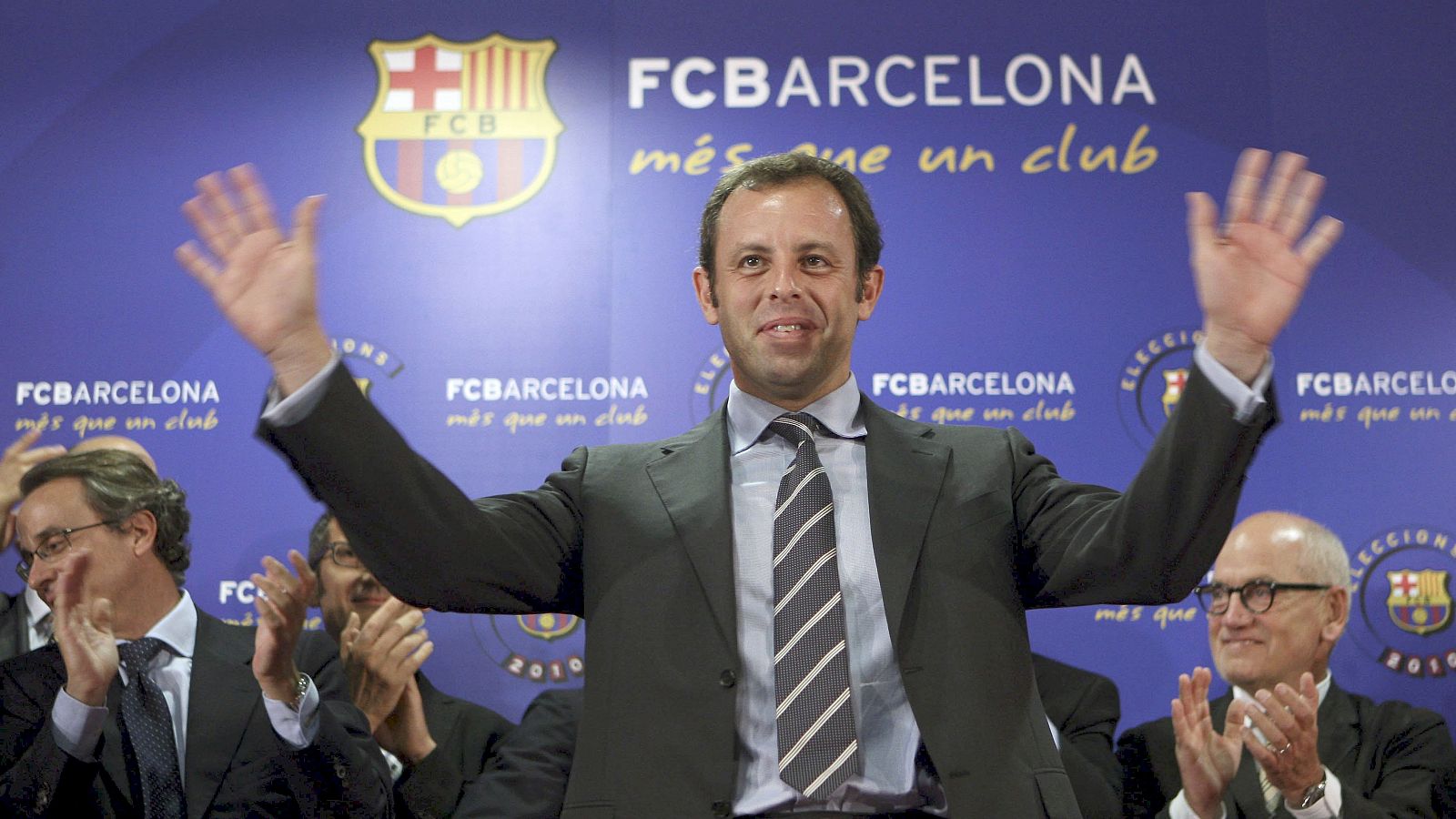 Rosell se ha convertido en nuevo presidente del FC Barcelona para los próximos seis años, en sustitución de Joan Laporta, tras conseguir 35.021 votos, el 61,35% por ciento del total.