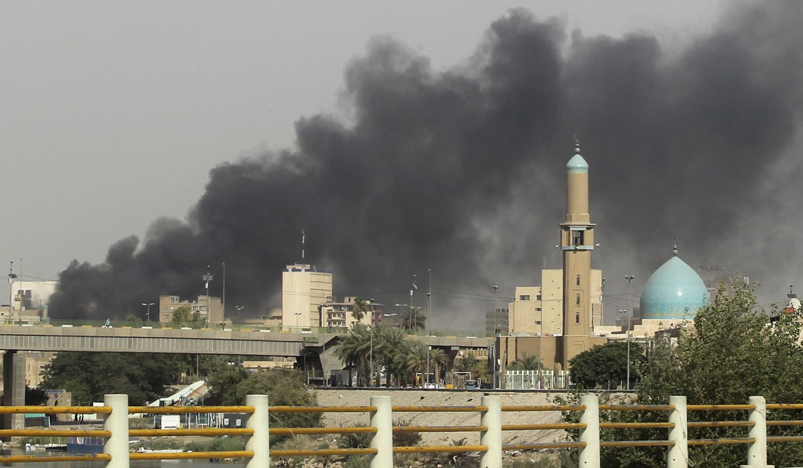 Columna de humo en Baghdad tras las explosiones