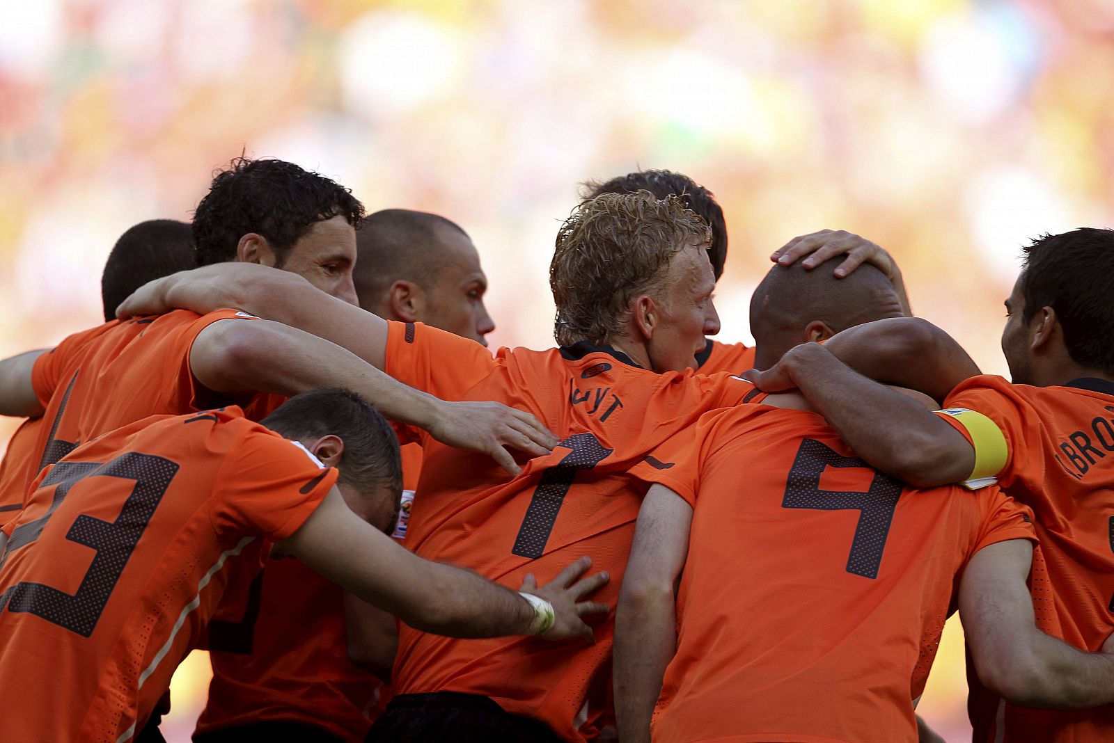 Los jugadores holandeses celebran el 1-0, después de que el jugador danés Simon Poulsen marcase en propia puerta