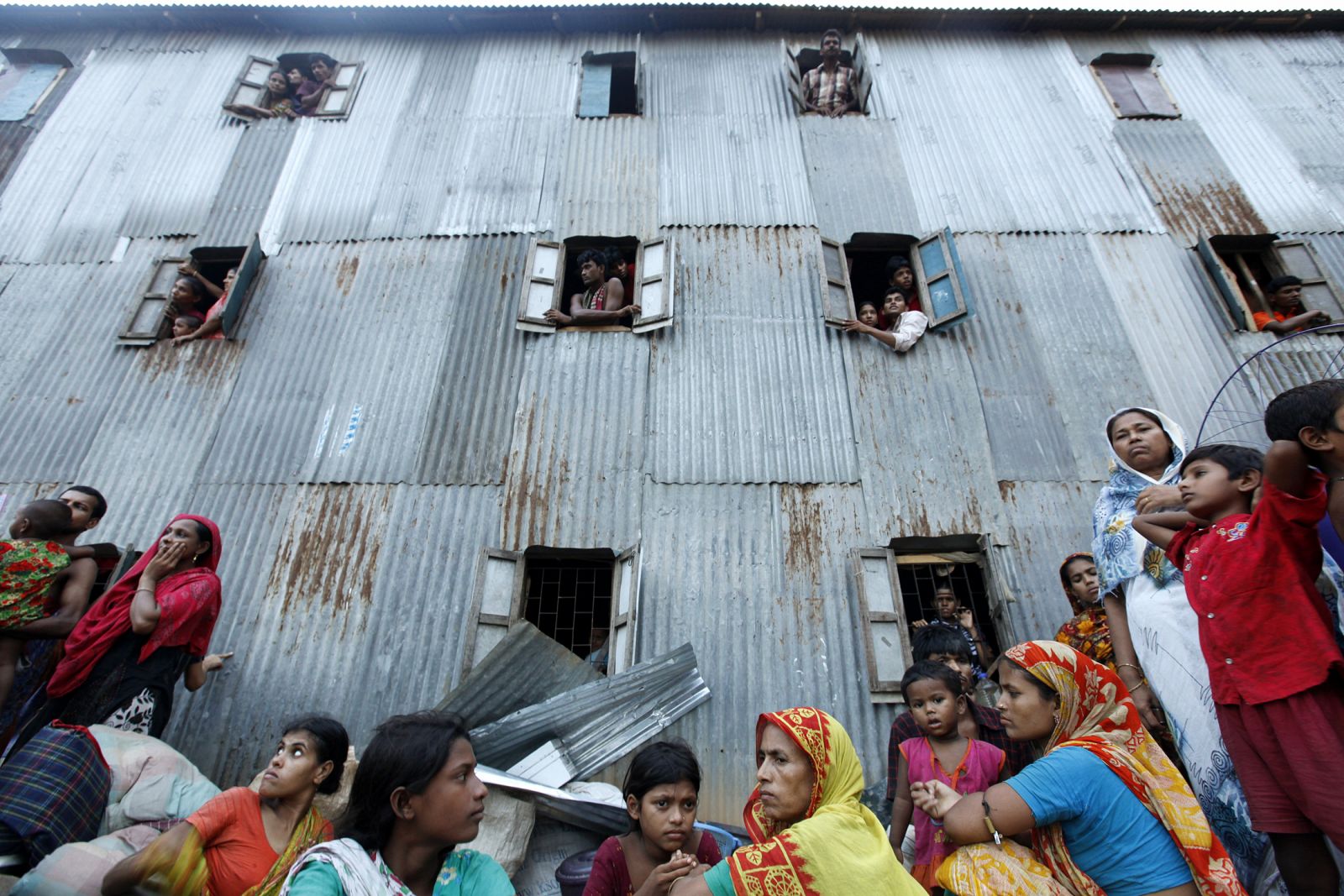 Un edificio en Bangladesh colapsado por las familias de refugiados que lo habitan