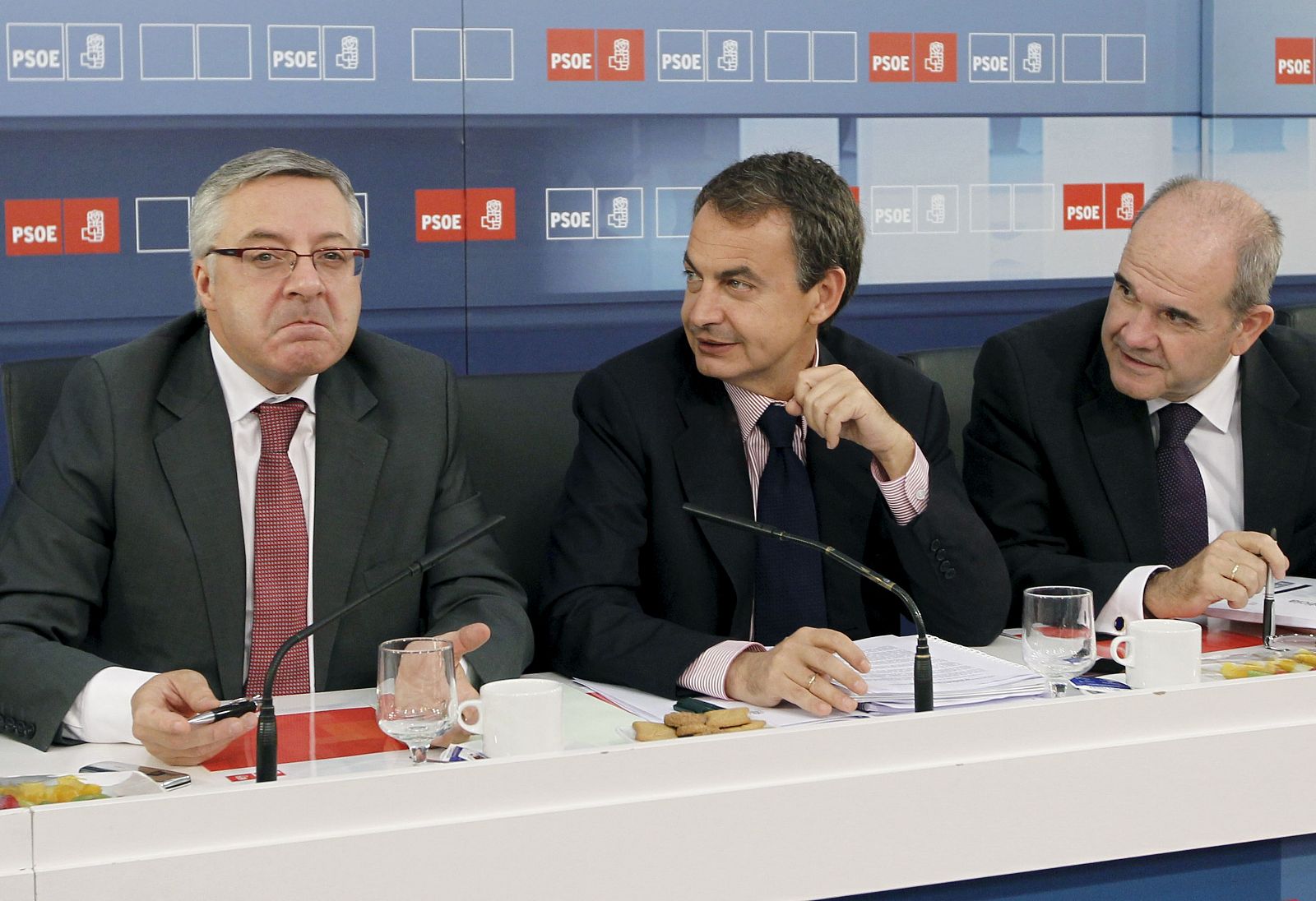 El presidente del Gobierno, José Luis Rodríguez Zapatero, mira al ministro de Fomento, José Blanco antes de la Ejecutiva Federal del PSOE el pasado lunes.