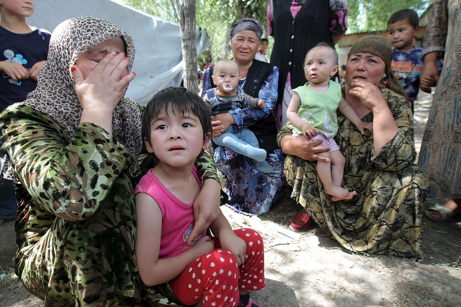 Refugiados uzbekos esperan en la frontera con Uzbekistán.