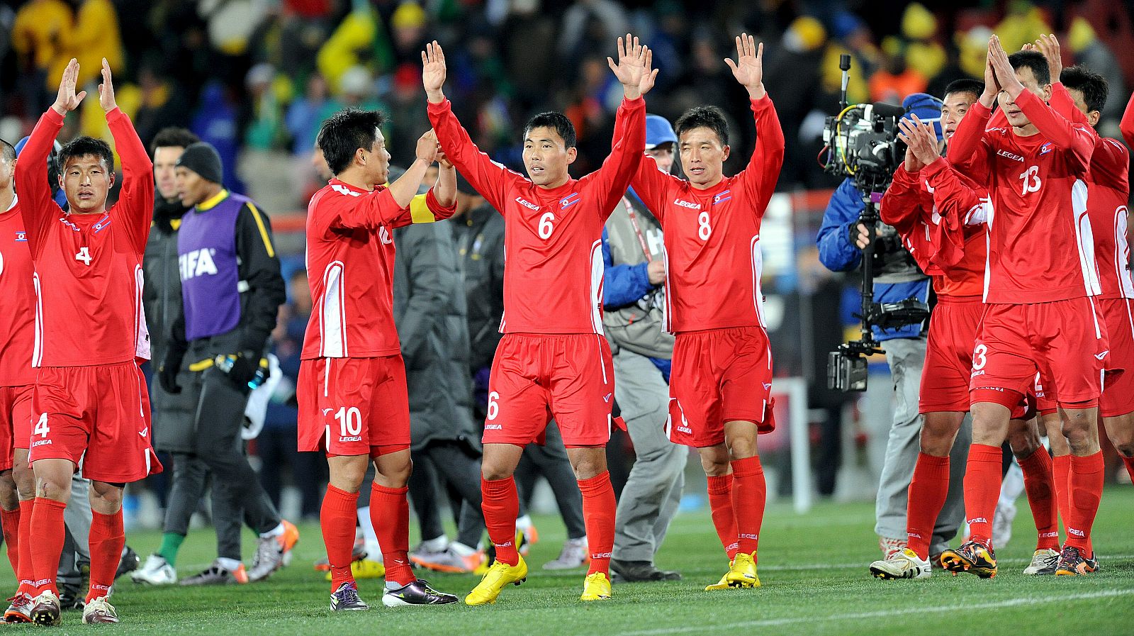 Los jugadores de Corea del Norte saludan al público tras el partido del grupo G del Mundial de Fútbol Sudáfrica 2010 entre las selecciones de Brasil y Corea del Norte.