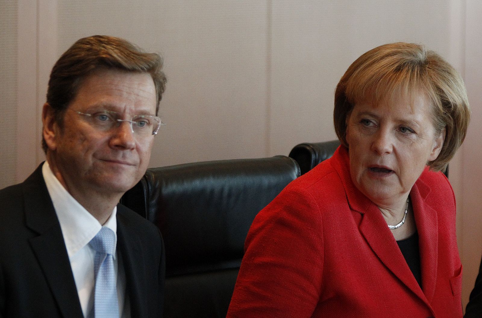 Merkel y su socio liberal, Guido Westerwelle, en una reunión de gobierno en Berlín.