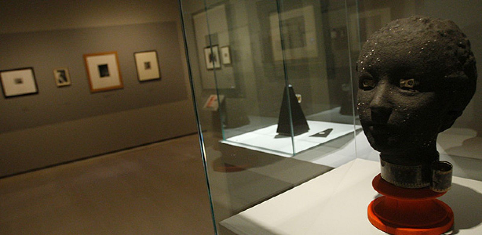 Aspecto de la exposición "La subversión de las imágenes", que reúne en la Fundación Mapfre de Madrid más de 400 obras del Surrealismo