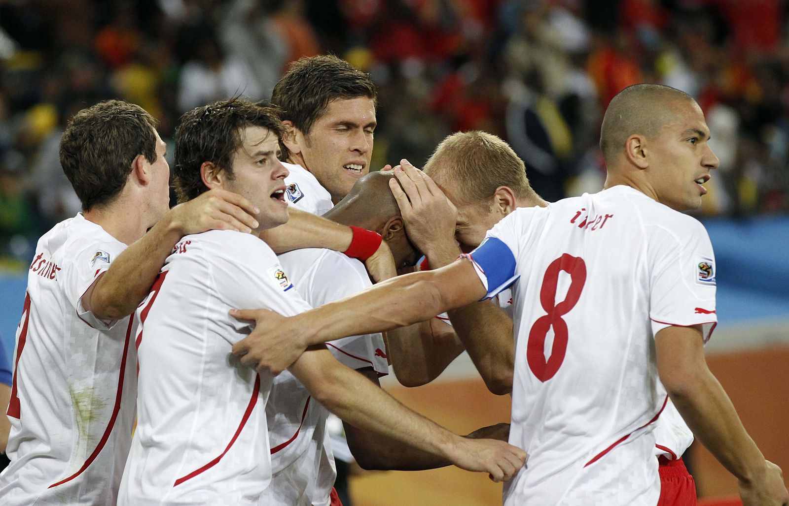 Los jugadores de Suiza felicitan a su compañero Fernandes tras haber marcado el gol a España.