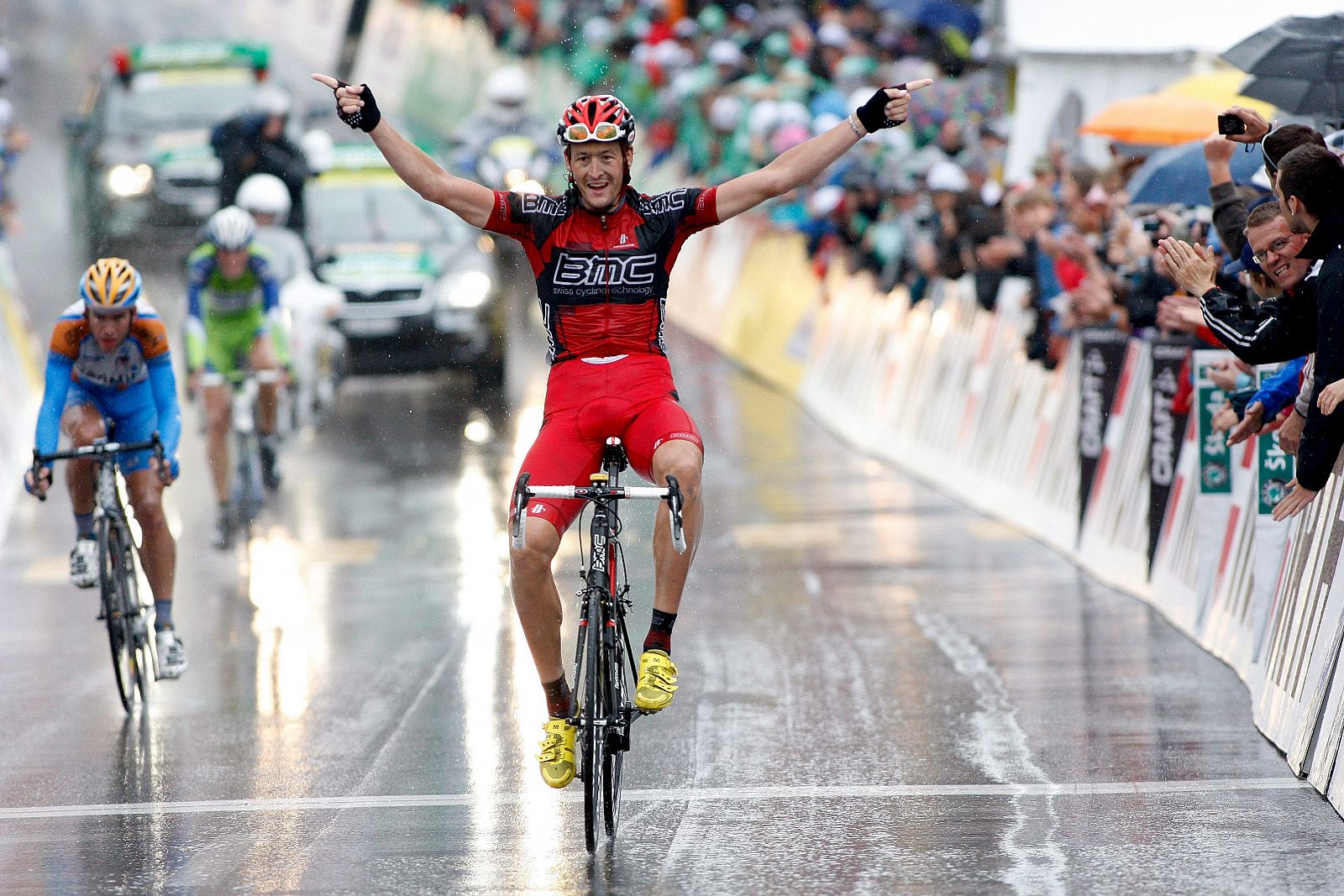 El alemán Marcus Burghardt (BMC) levanta sus brazos en señal de victoria tras ganar la quinta etapa de la Vuelta a Suiza.