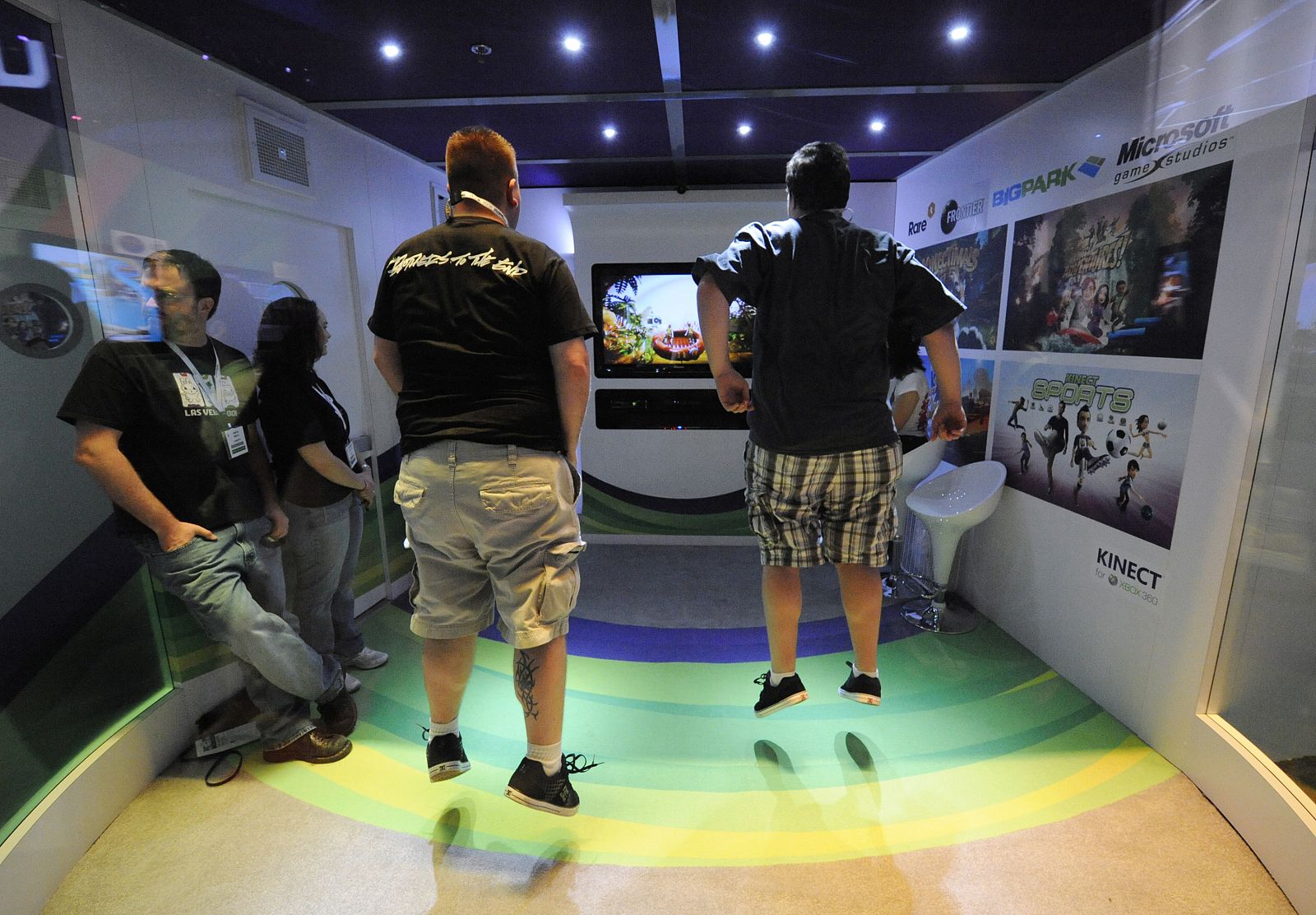 Asistentes a la feria E3 saltan mientras juegan con Kinect