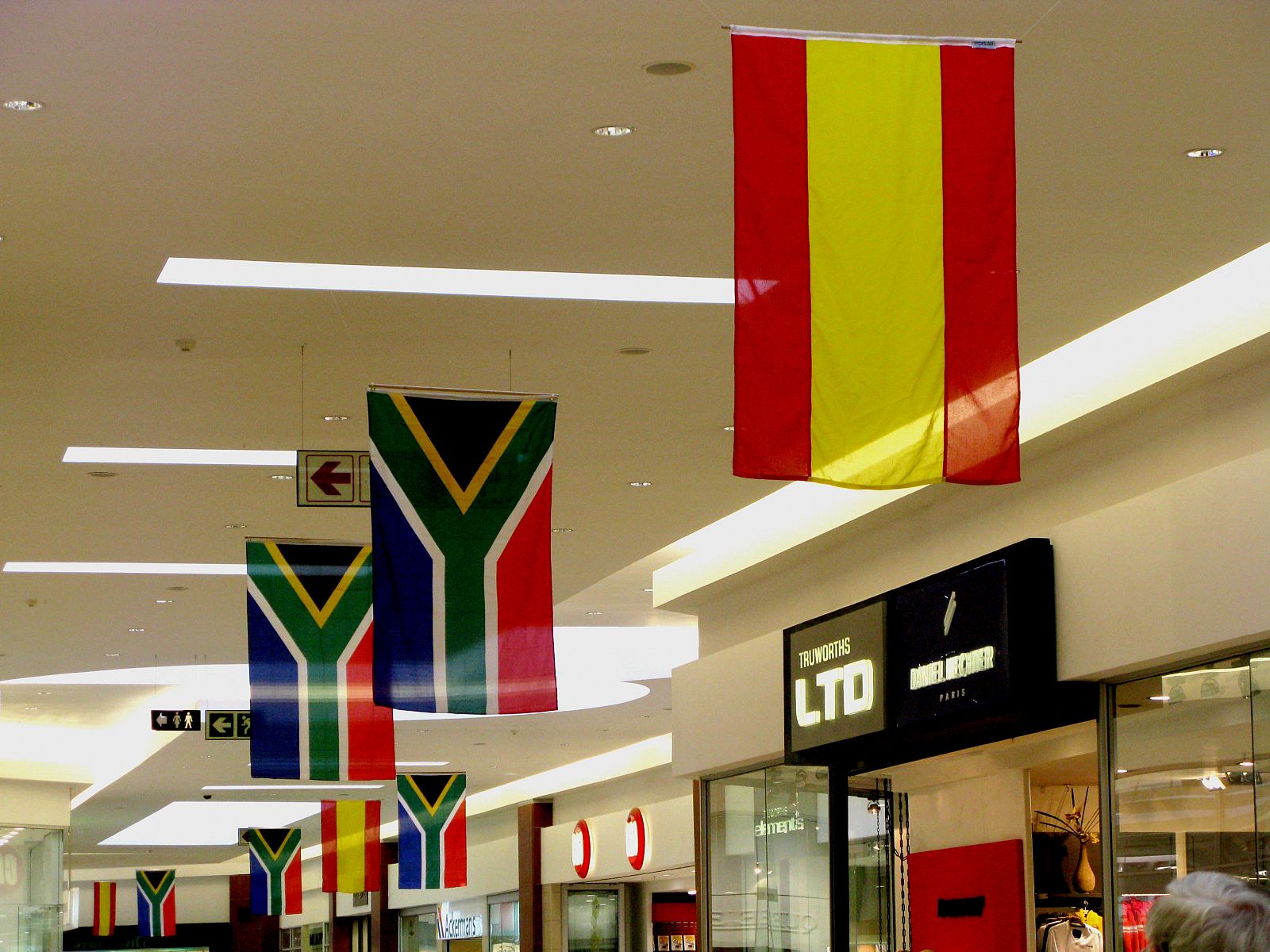 Banderas de España y Sudáfrica se alternan en el techo del centro comercial.