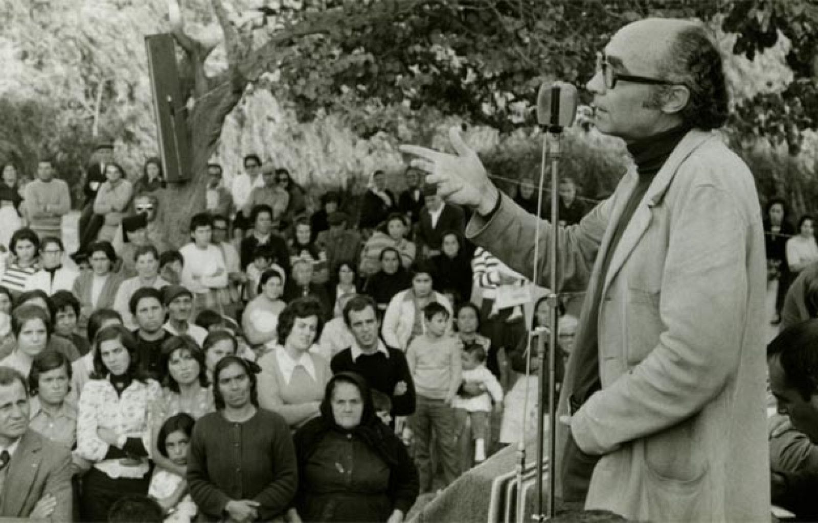 El escritor José Saramago en un mitín ante campesinos portugueses