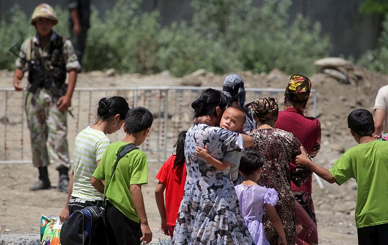 Uzbekos abandonan Uzbekistán por una zona fronteriza a 7 kilómetros de la ciudad de Osh, en Kirguizistán.