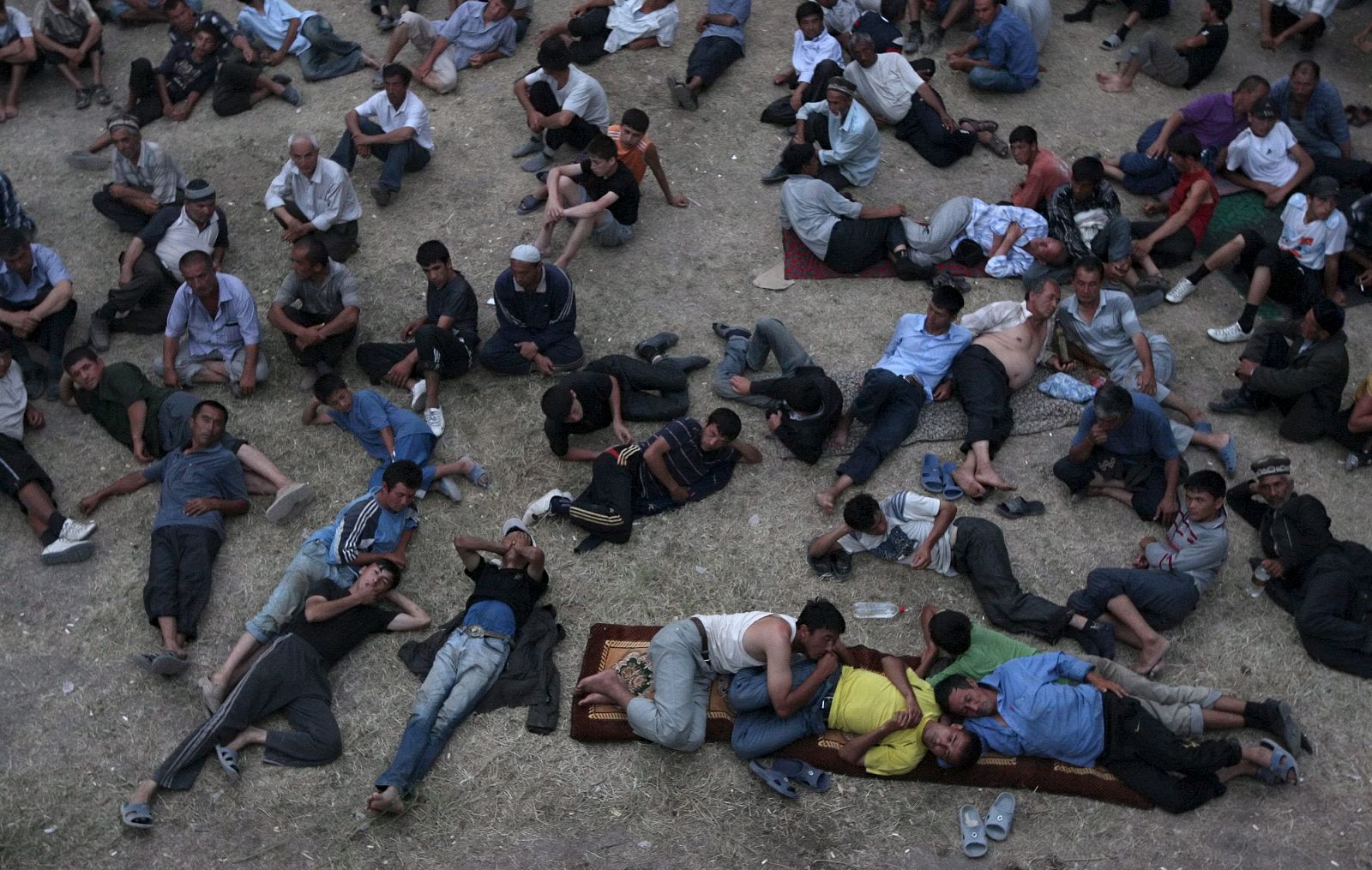 REFUGIADOS UZBEKOS DESCANSAN EN LA FRONTERA