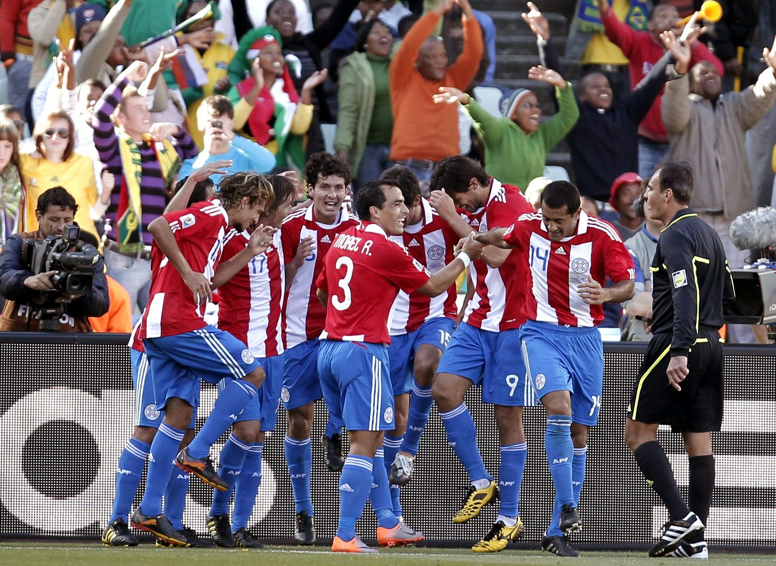 Los jugadores paraguayos celebran el segundo gol de su equipo de Cristian Riveros.