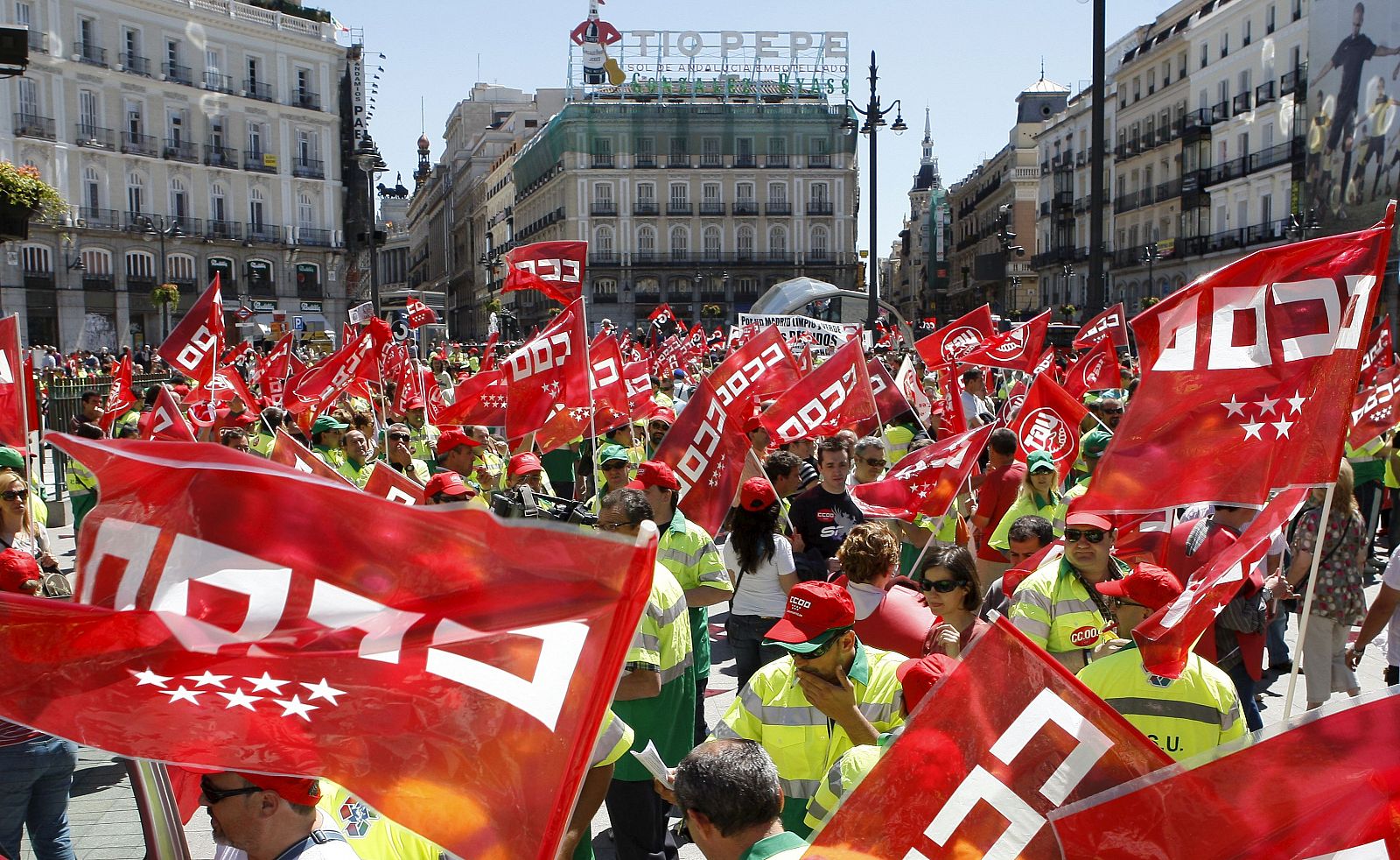 Los trabajadores del servicio de recogida de basuras se concentraron este domingo en la Puerta del Sol