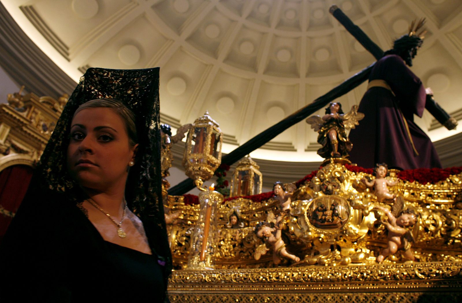 Una mujer pasa junto a la imagen del Jesús del Gran Poder en Sevilla durante la Semana Santa de 2009.