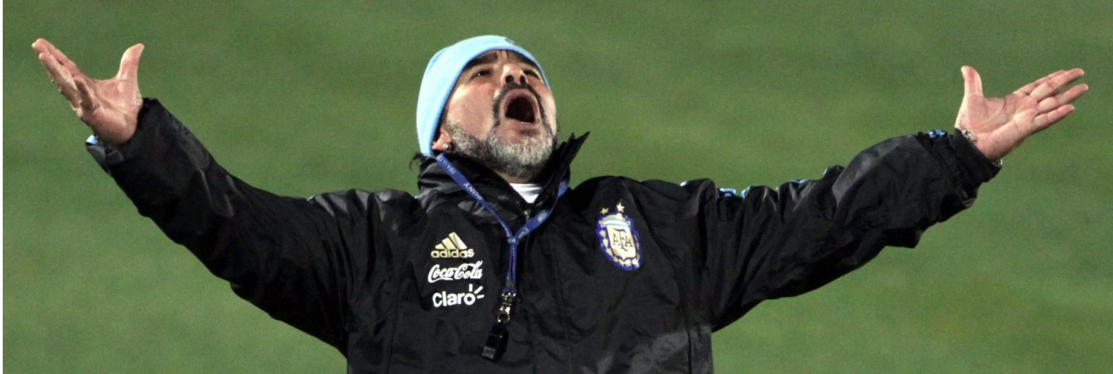 El seleccionador de Argentina, Diego Maradona, gesticula al retirarse de un entrenamiento.