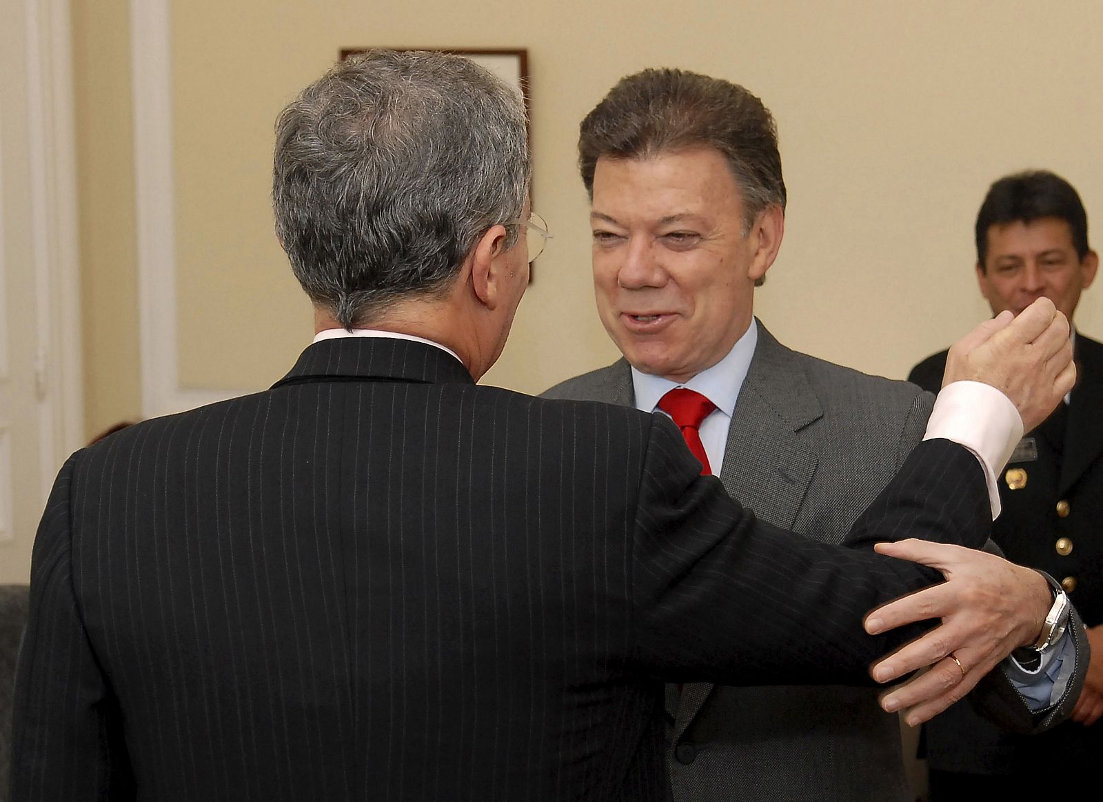 Alvaro Uribe recibe a Juan Manuel Santos en el palacio presidencial de Bogotá