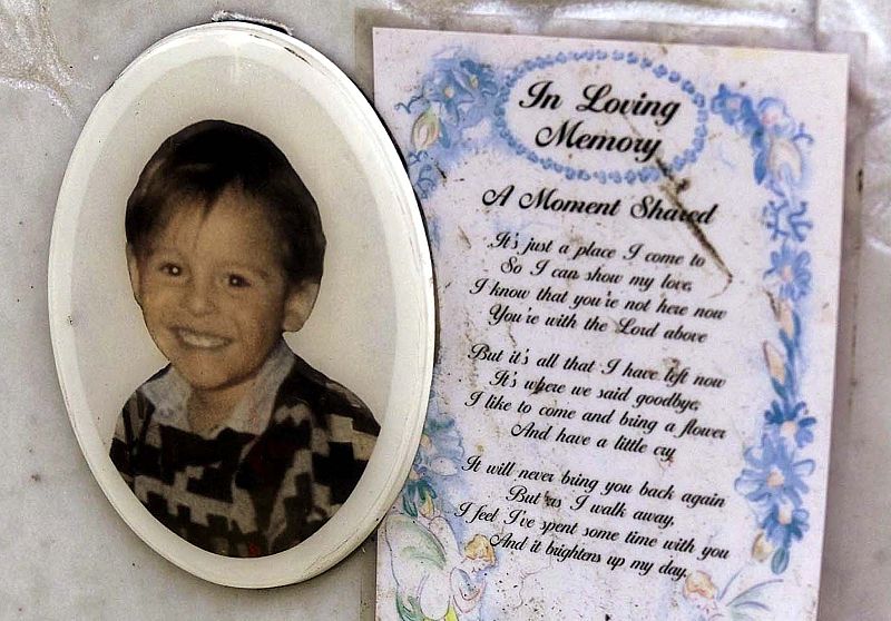 Imagen en el cementerio del pequeño James Bulger