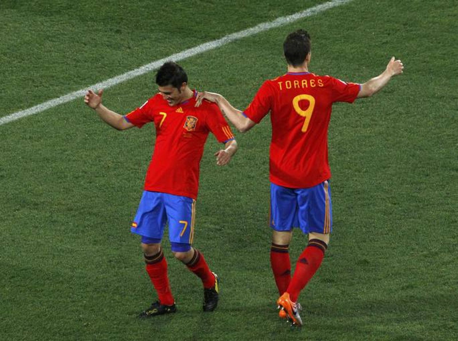 David Villa celebra su segundo gol haciendo un pase de torero junto a Fernando Torres.