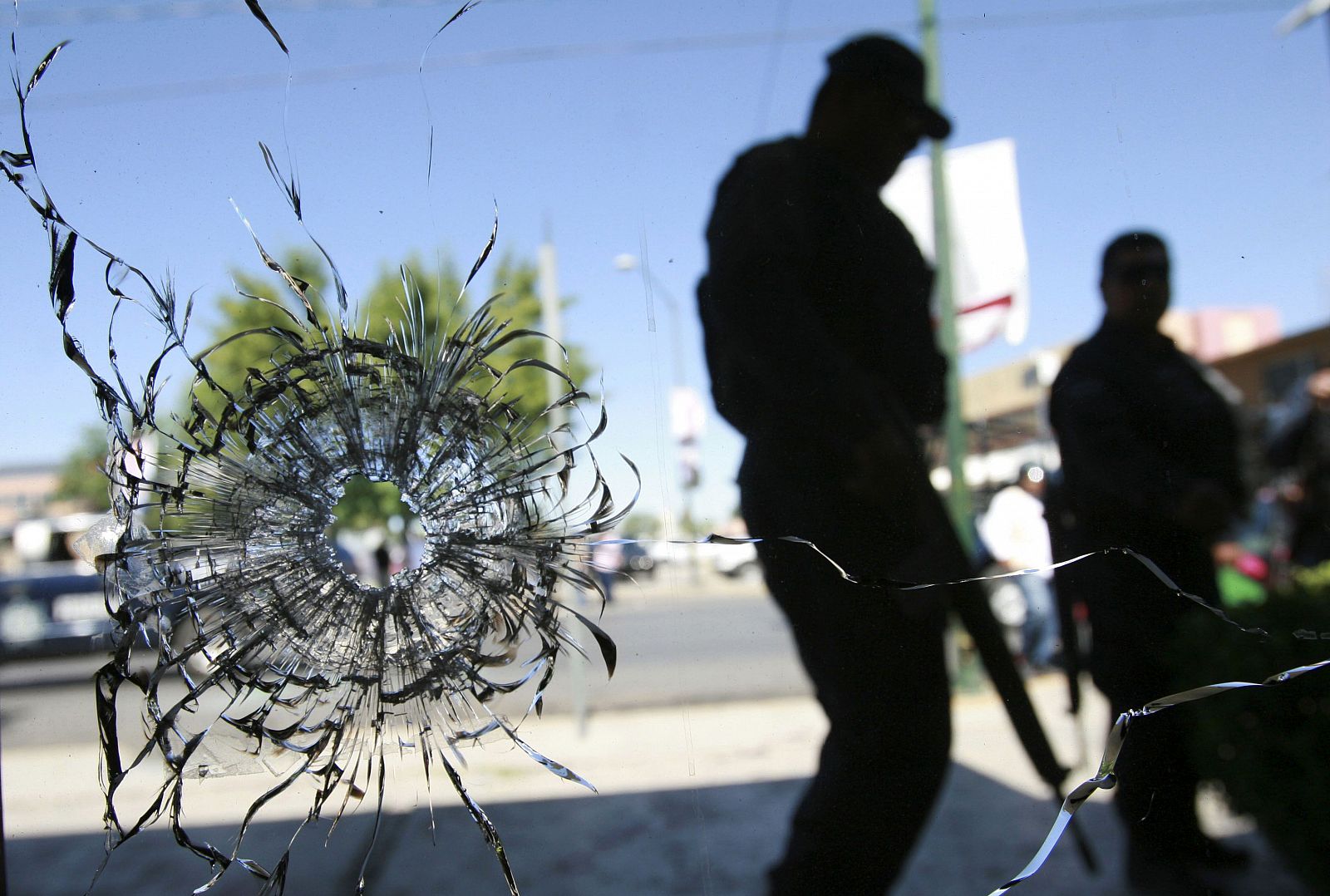 Ventana tras el ataque en un hospital en Ciudad Juárez