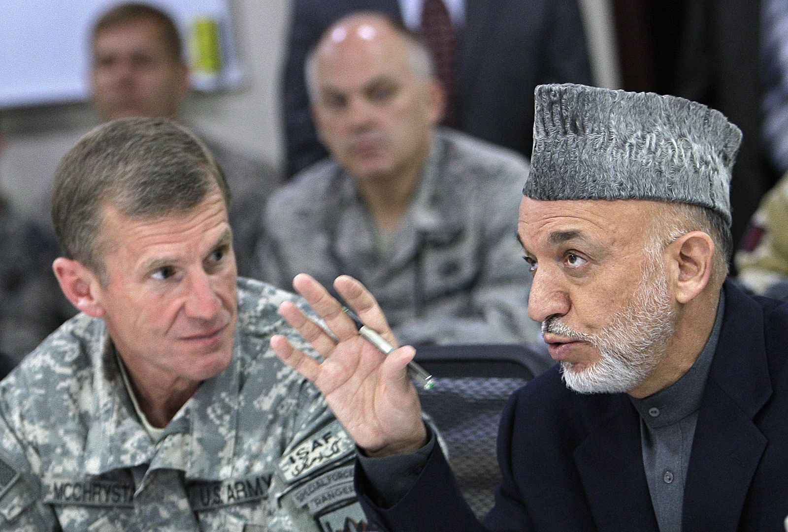 El presidente de Afganistán, Hamid Karzai, habla con el general McChrystal en las oficinas de la ISAF en Kabul.