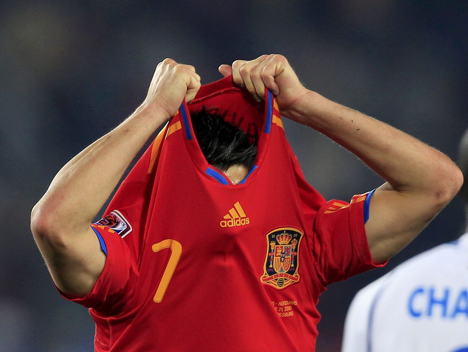 David Villa se quita la camiseta tras el partido con Honduras