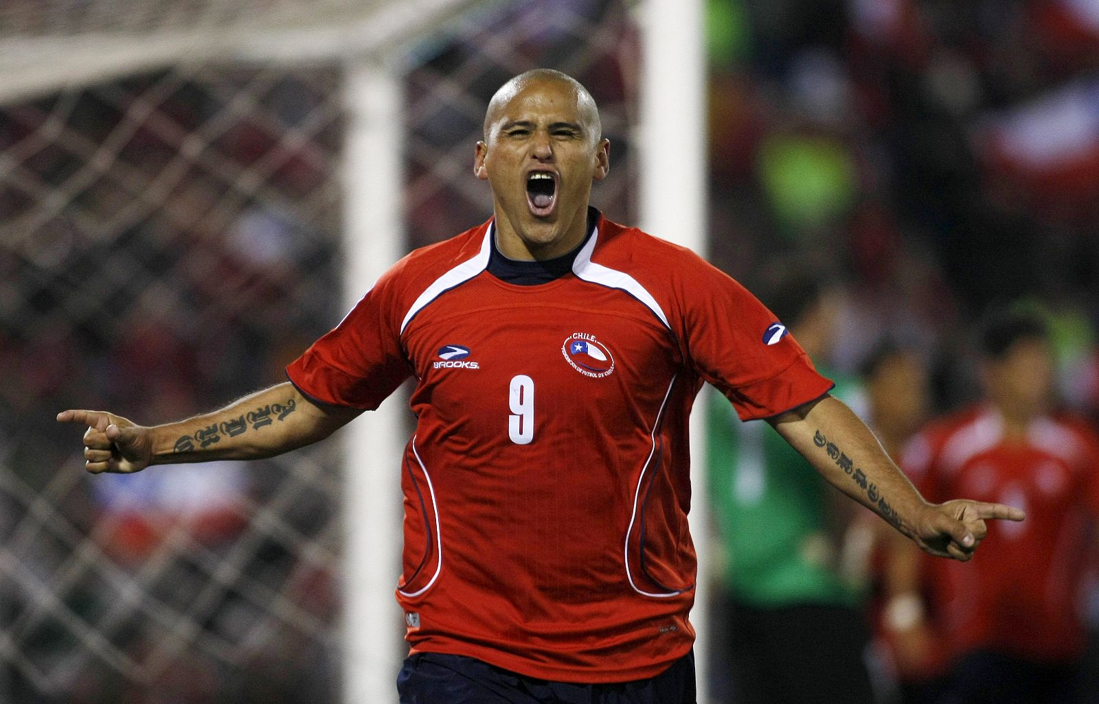 Humberto Suazo, celebrando un tanto de Chile.