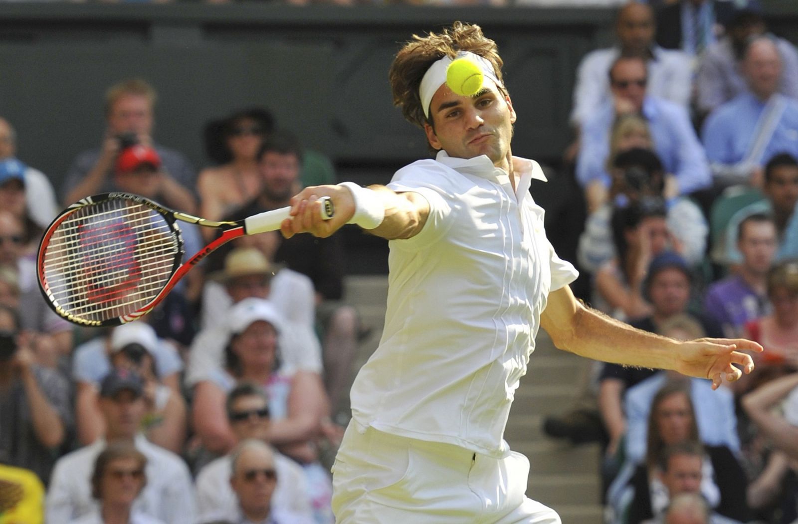 Roger Federer golpea a la pelota en su partido ante el francés Arnaud Clement.