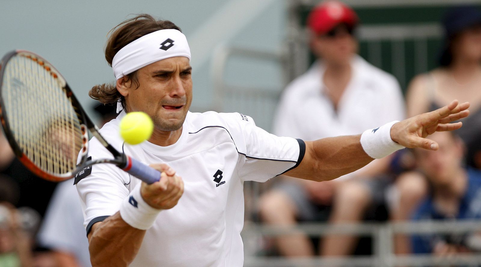 El tenista español David Ferrer devuelve la bola al francés Jeremy Chardy.