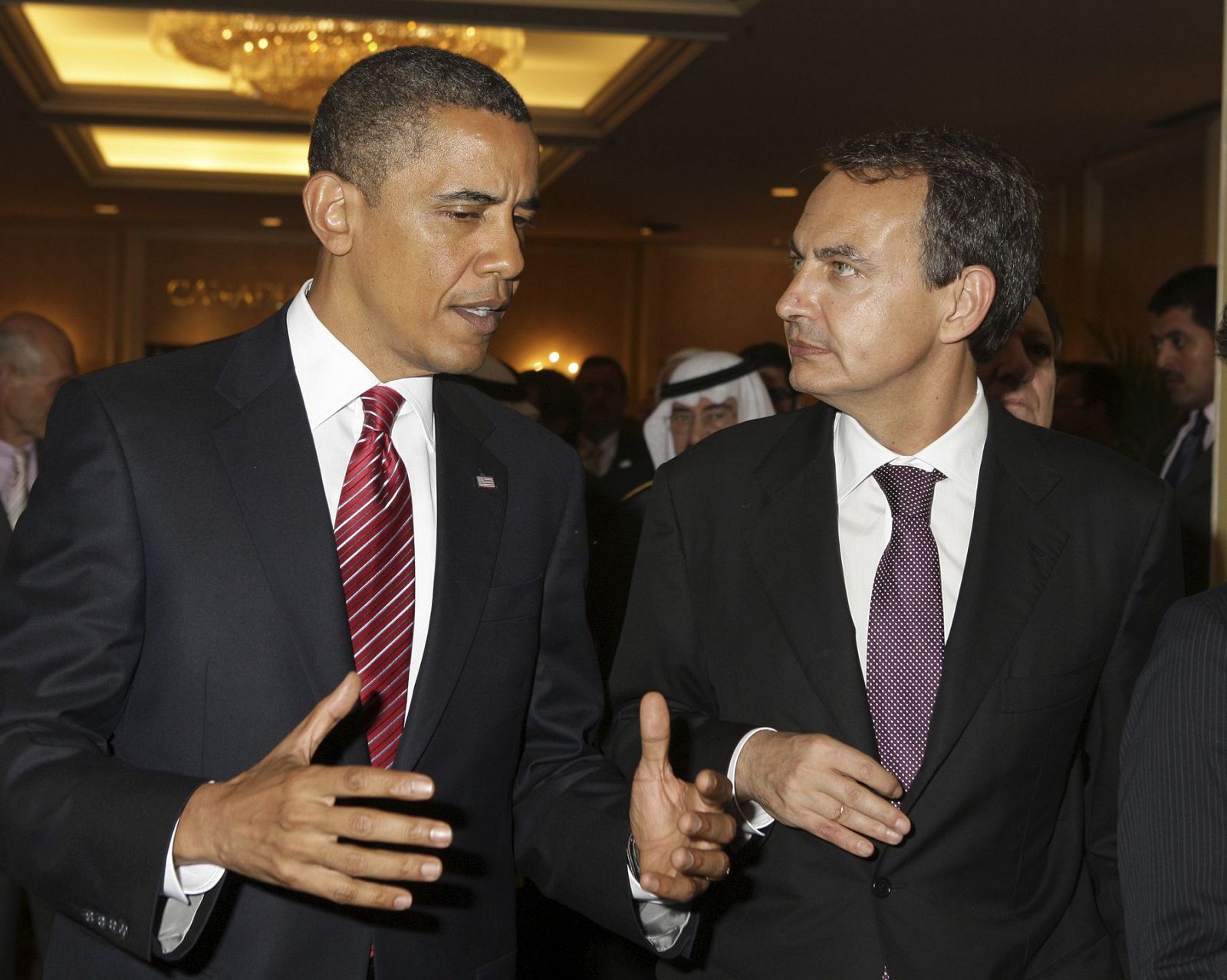 El presidente de Estados Unidos, Barack Obama charla con el presidente del Gobierno español, José Luis Rodríguez Zapatero, a su llegada a la recepcion de los jefes de Estado y de Gobierno en la Cumbre del G20.