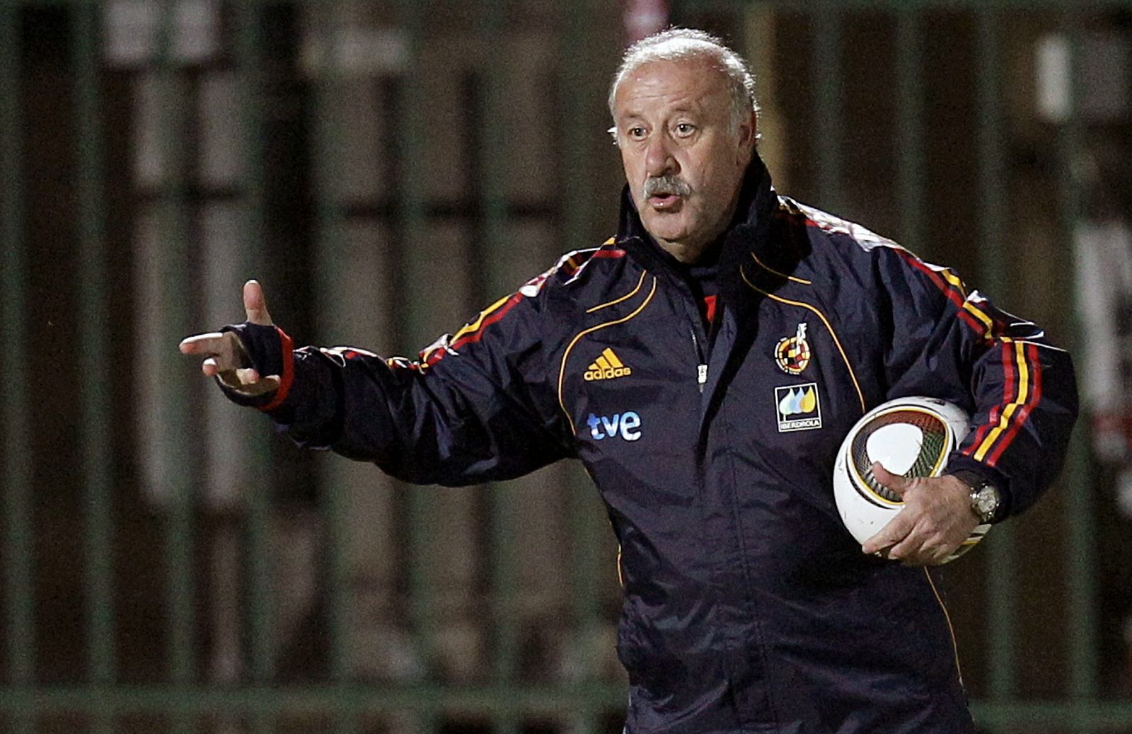 El seleccionador nacional, Vicente del Bosque,durante el entrenamiento que la selección española.