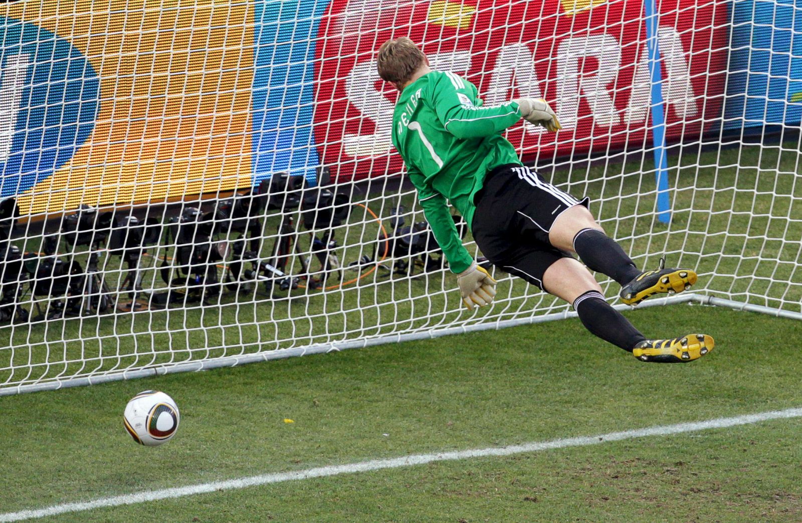 El portero alemán Manuel Neuer observa como el disparo del inglés Franck Lampard bota dentro de su portería.