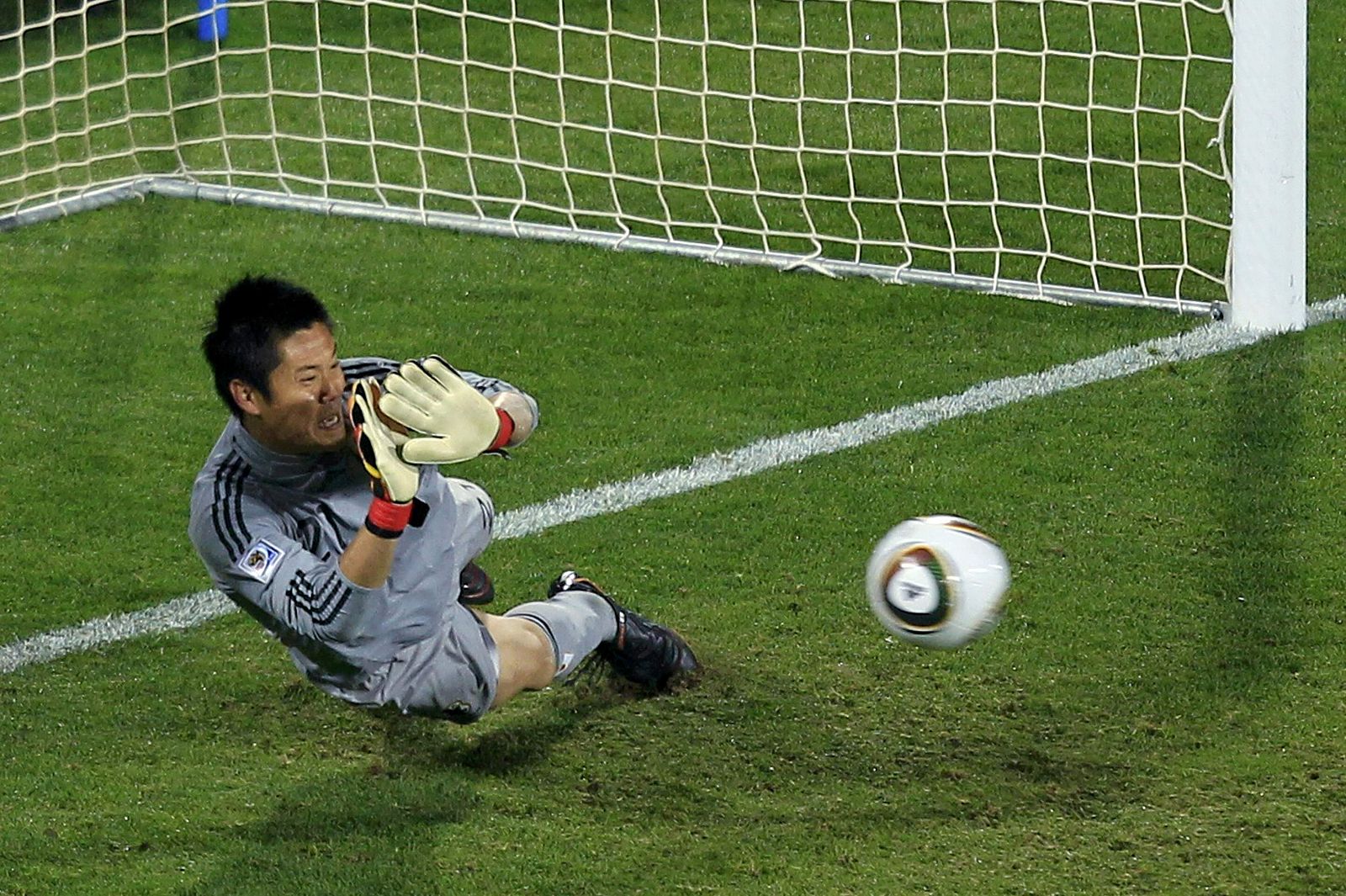 El portero de Japón Eiji Kawashima detiene un penalti lanzado por el jugador danés Jon Dahl, en la primera fase del Mundial.