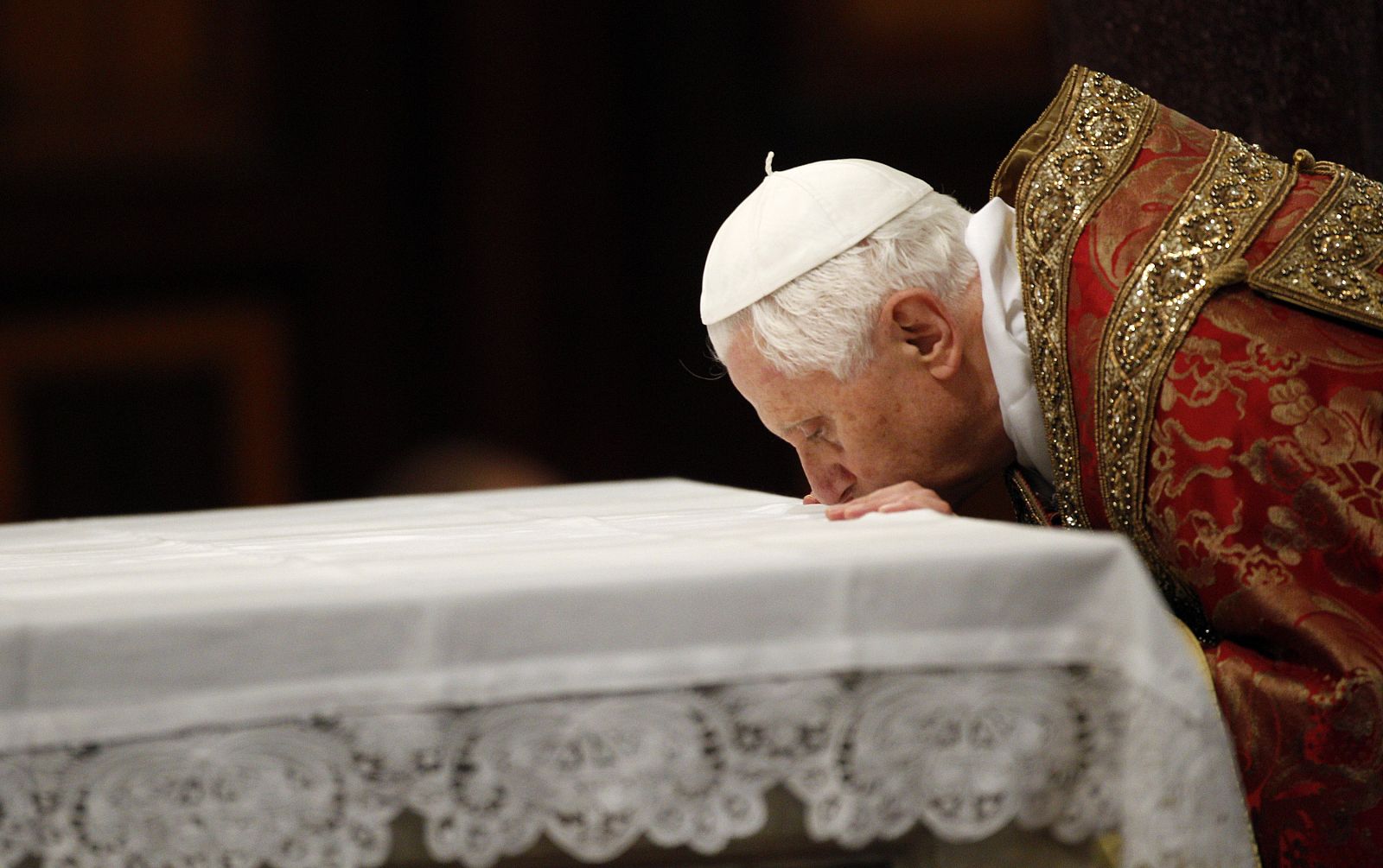 El Papa besa el altar principal en la celebración de San Pedro y San Pablo.