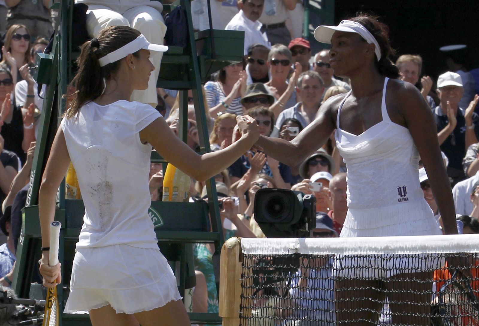 Venus Williams felicita a Tsvetana Pironkova, ante la que ha caído eliminada en cuartos de final de Wimbledon.