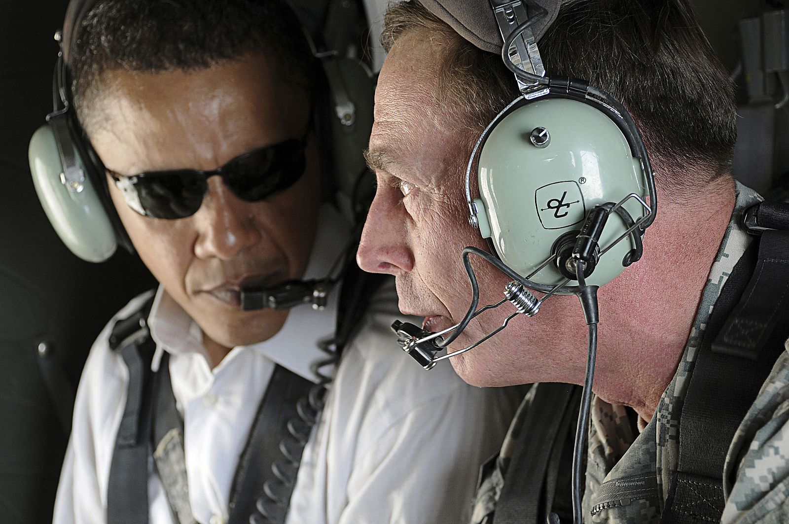 Foto de archivo de Petraeus con Obama haciendo un tour aéreo por Bagdad.