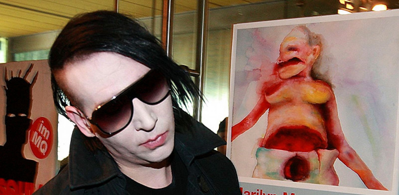 El rockero y pintor Marilyn Manson durante la presentación de la exposición "Genealogías del dolor"