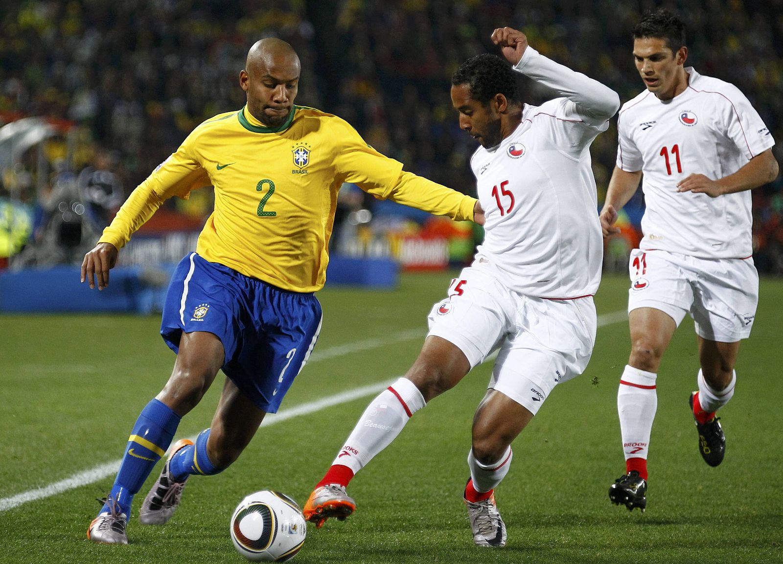 Maicon durante el partido que jugó Brasil ante Chile en los octavos del Mundial 2010