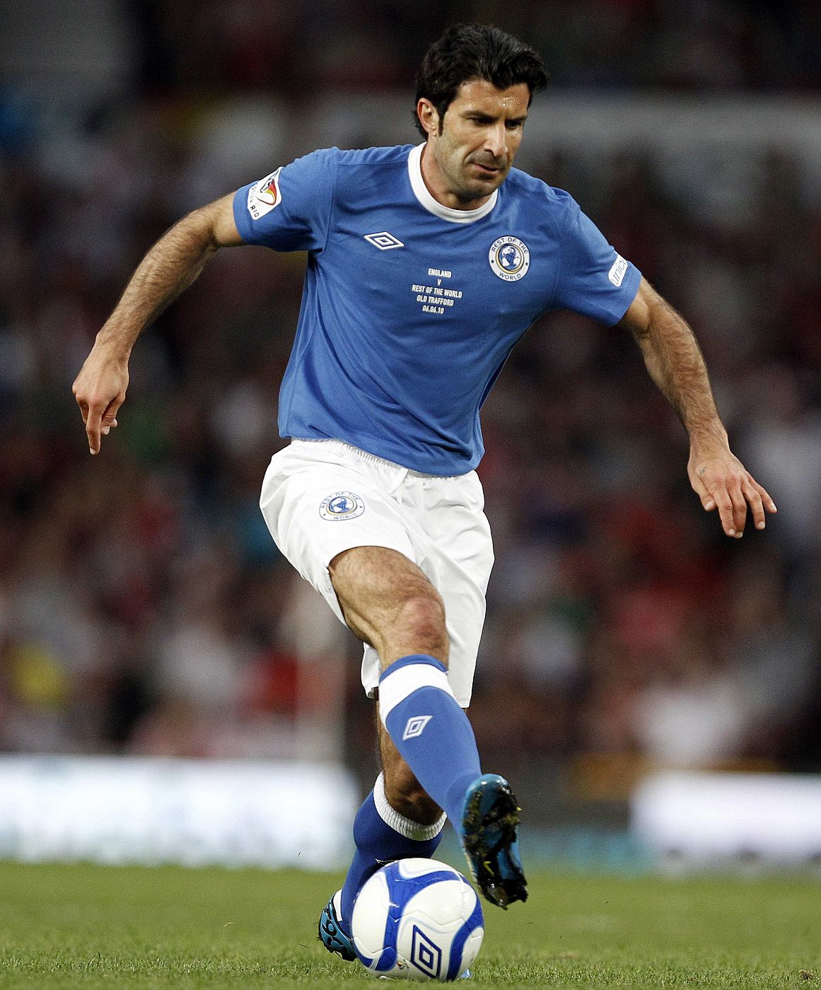 Luis Figo durante la disputa de un partido benéfico en Old Trafford