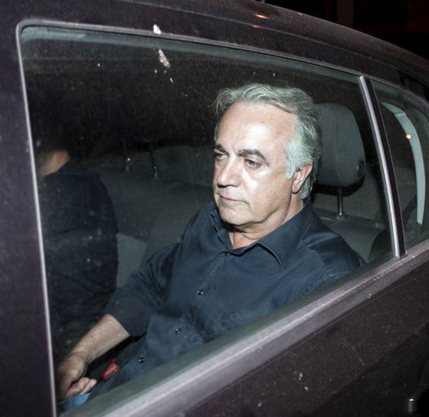 La policía conduce al ex director del IIbatur en la pasada legislatura, Juan Carlos Alia, a las dependencias policiales.