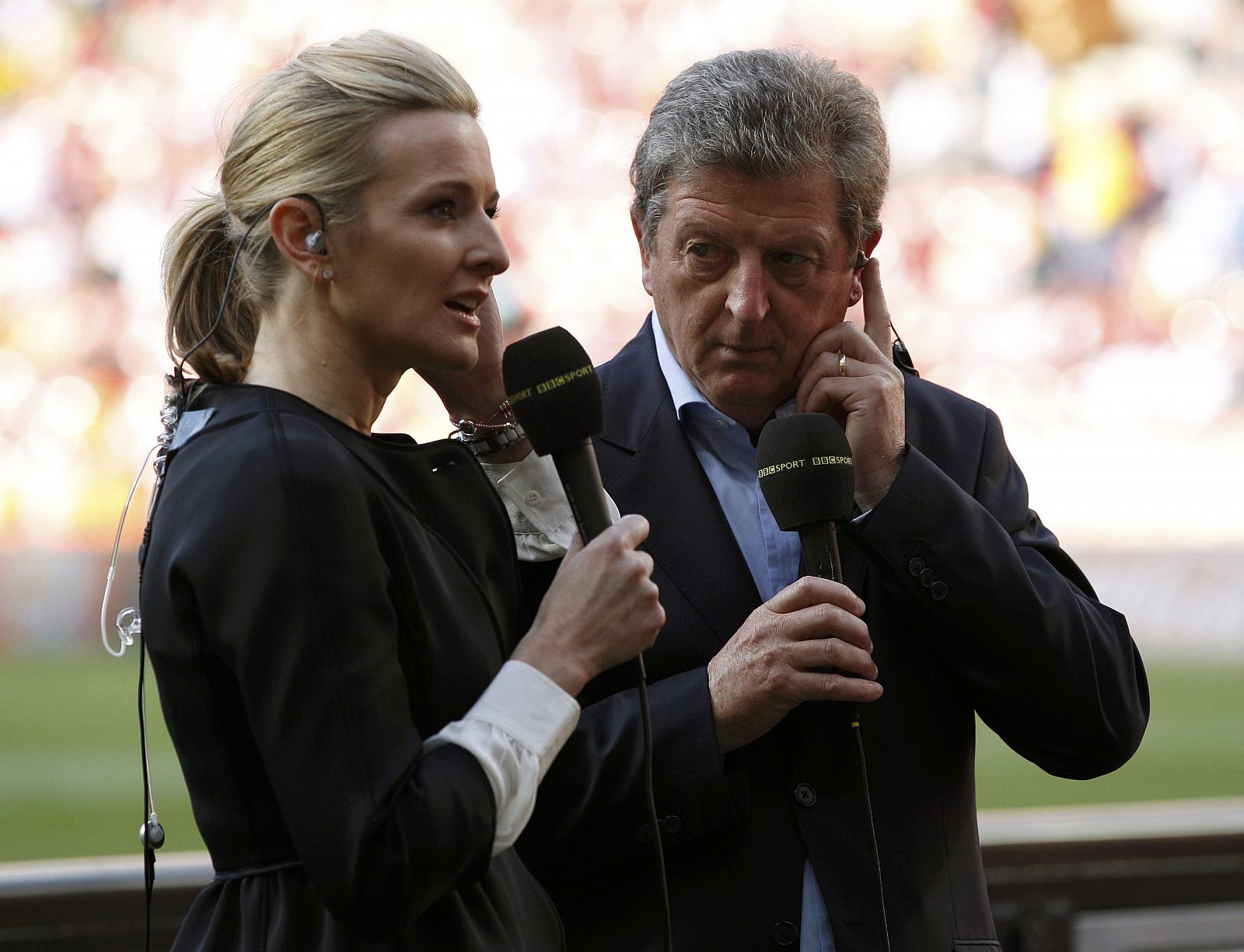 Roy Hodgson, junto a una periodista británica, antes del Eslovenia-Inglaterra de la primera fase del Mundial 2010